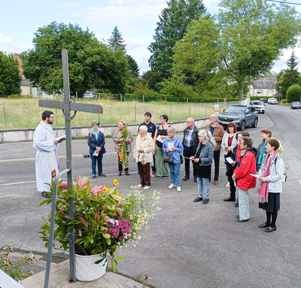 Fleurissement des croix à Pruniers-en-Sologne