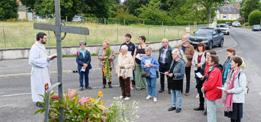Fleurissement des croix à Pruniers-en-Sologne