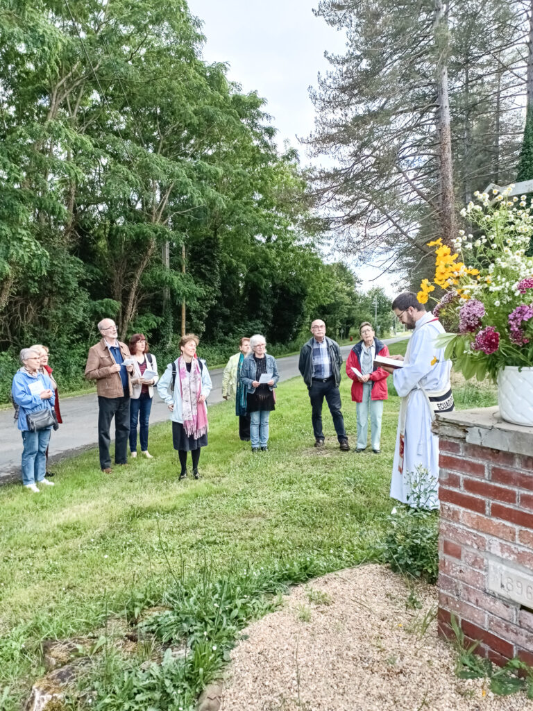 Fleurissement des croix à Pruniers-en-Sologne