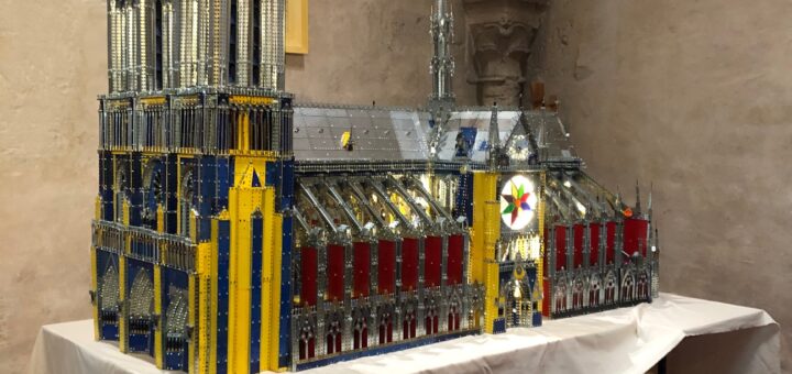La cathédrale Notre-Dame de Paris en meccano